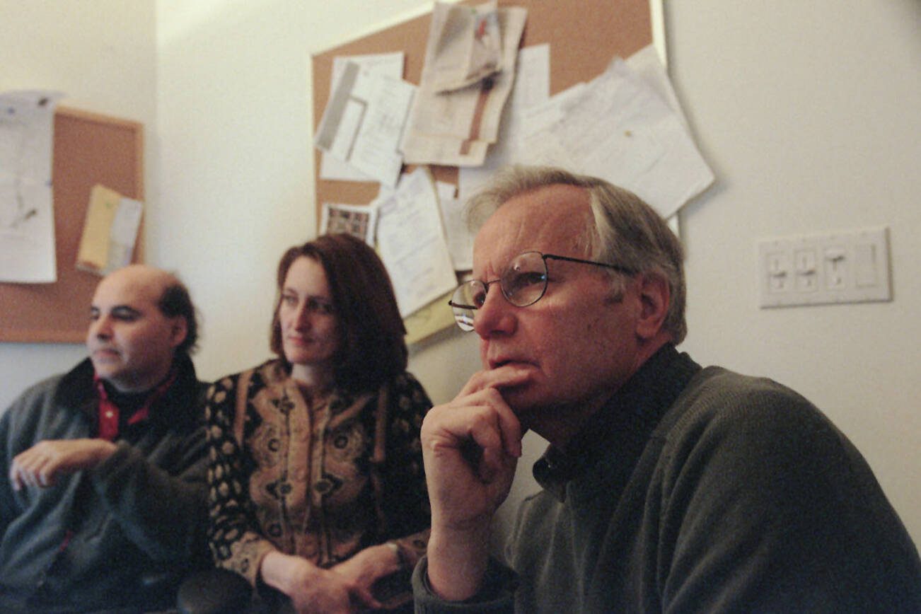 FILE — The journalist Bill Moyers previews an upcoming broadcast with staffers in New York, in March 2001. Moyers, who served as chief spokesman for President Lyndon Johnson during the American military buildup in Vietnam and then went on to a long and celebrated career as a broadcast journalist, returning repeatedly to the subject of the corruption of American democracy by money and power, died in Manhattan on June 26, 2025. He was 91. (Don Hogan Charles/The New York Times)
