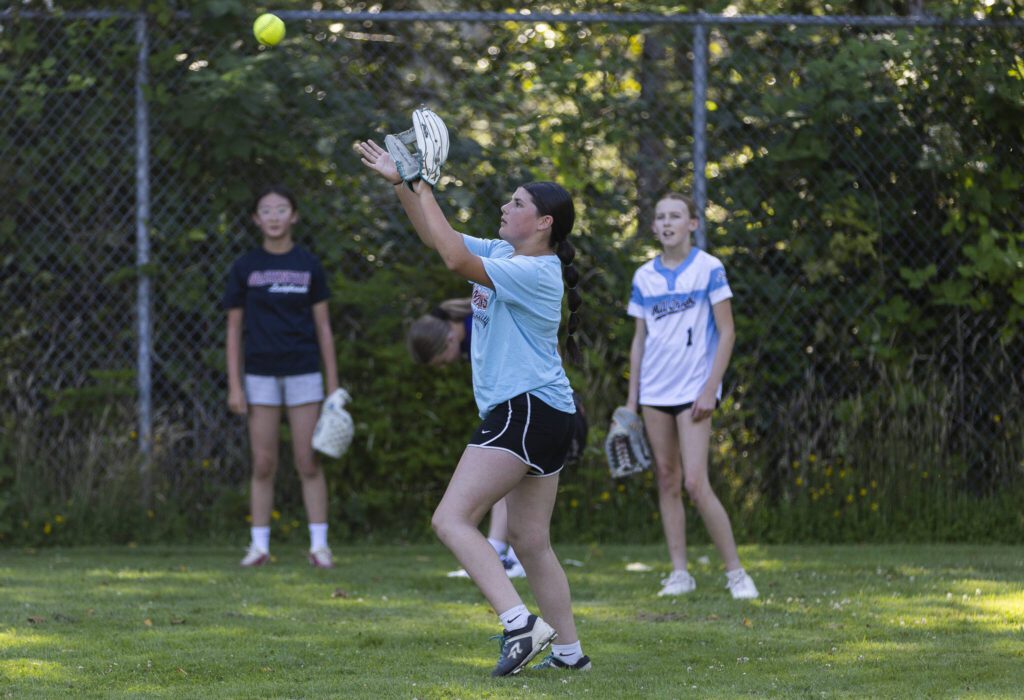 Kaitlyn Stetitch makes a catch during outfielder drills on Wednesday, July 16, 2025 in Mill Creek, Washington. (Olivia Vanni / The Herald)
