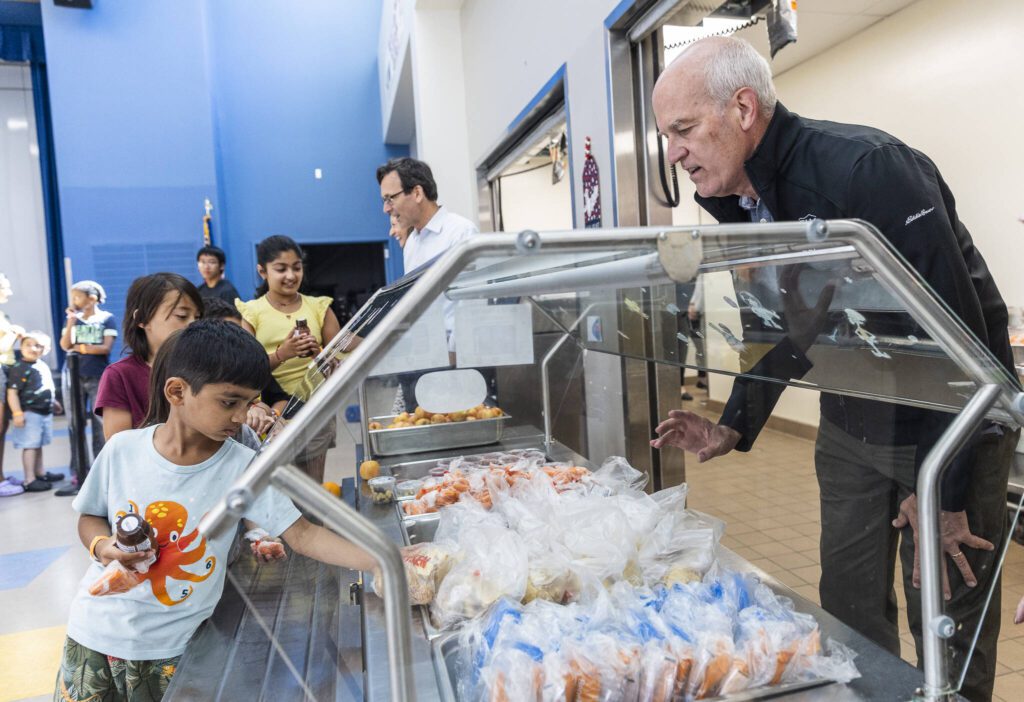 Rep. Rick Larsen, D-Everett, helps with a free lunch program at Lynnwood Elementary School on Thursday, Aug. 21, 2025 in Lynnwood, Washington. (Olivia Vanni / The Herald)
