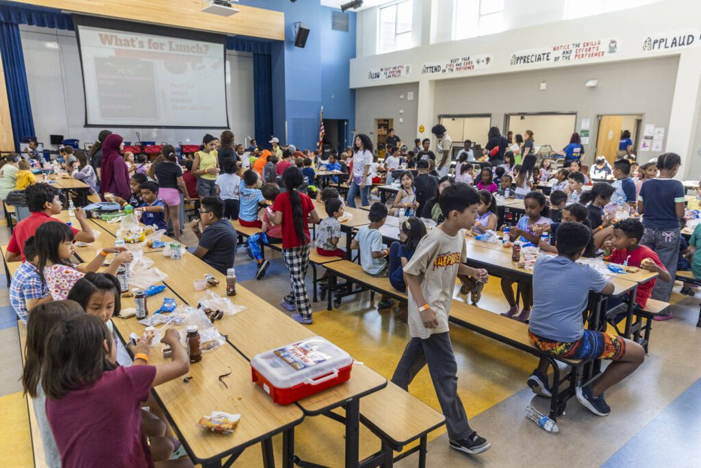 Edmonds School District students participating in a free lunch sit down for lunch time at Lynnwood Elementary School on Thursday, Aug. 21, 2025 in Lynnwood, Washington. (Olivia Vanni / The Herald)
