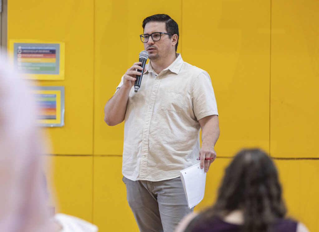 John Glennon, executive director of hunger prevention services for Volunteers of America Western Washington, speaks during a listening session with on Gov. Bob Ferguson and Rep. Rick Larsen Thursday, Aug. 21, 2025 in Lynnwood, Washington. (Olivia Vanni / The Herald)
