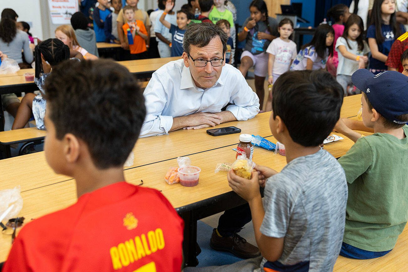 Gov. Bob Ferguson talks with kids at Lynnwood Elementary School during their lunch time on Thursday, Aug. 21, 2025 in Lynnwood, Washington. (Olivia Vanni / The Herald)