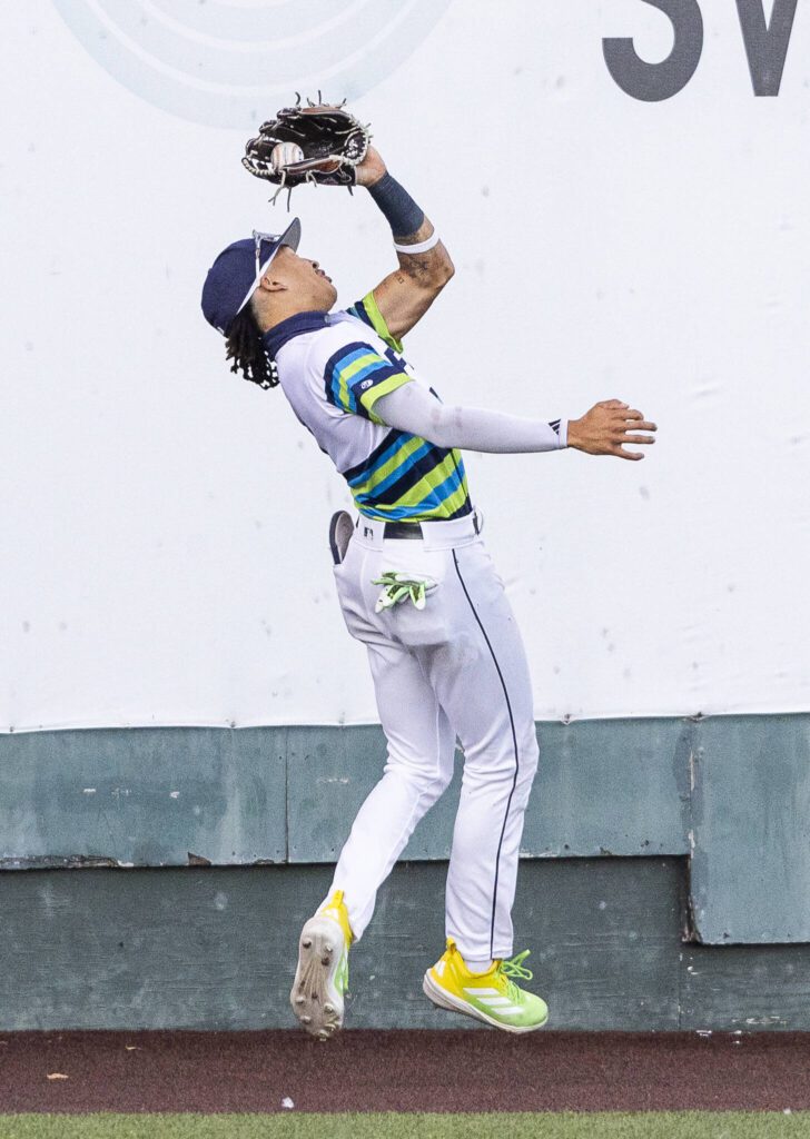 Everett AquaSox outfielder Tai Peete makes a catch in the outfield during the game against the Spokane Indians on Wednesday, Aug. 20, 2025 in Everett, Washington. (Olivia Vanni / The Herald)

