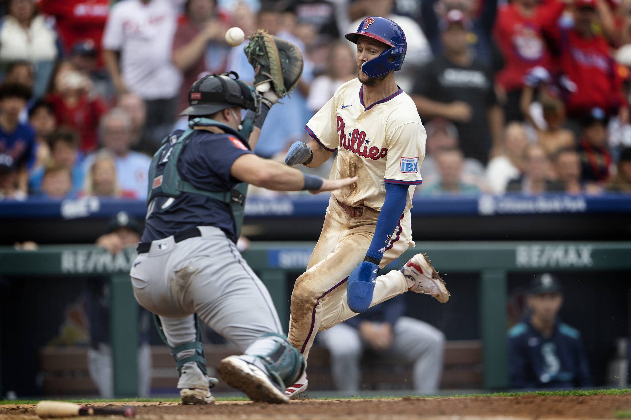 Phillies shortstop Trea Turner scores past Seattle Mariners catcher Cal Raleigh on a two-run single by Kyle Schwarber on Wednesday, August 20, 2025. The Phillies swept the Mariners at Citizens Bank Park this week. (Jose F. Moreno / Tribune News Services)
