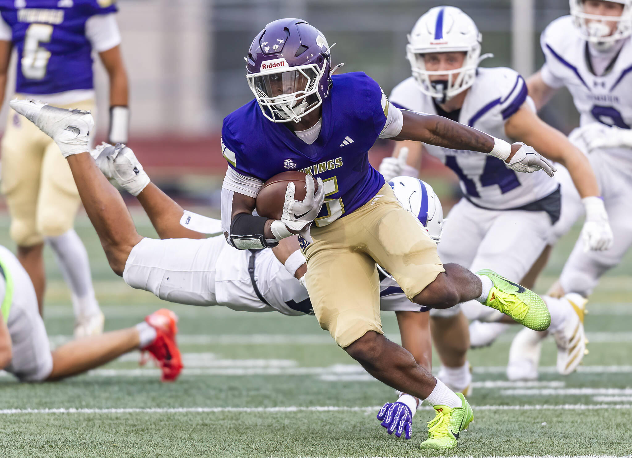 Lake Stevens Jayvian Ferrell-Gilkey escapes a tackle as he runs the ball down the field during the game against Sumner on Friday, Sept. 5, 2025 in Lake Stevens, Washington. (Olivia Vanni / The Herald)