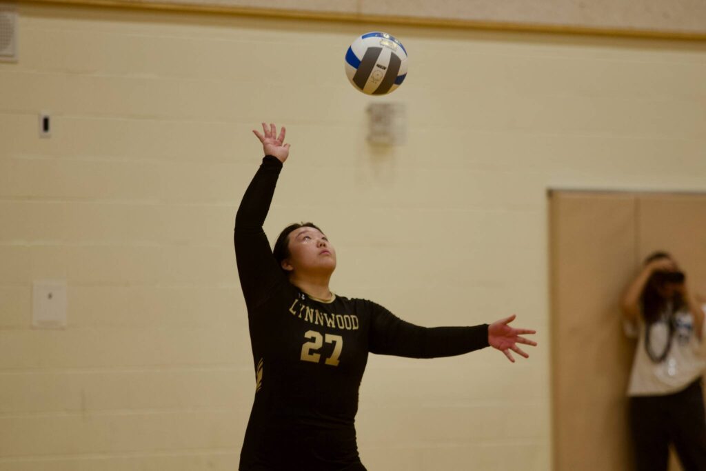 Lynnwood senior Kristi Yun serves against Snohomish during the Royals’ 3-1 loss to the Panthers at Lynnwood High School on Sept. 9, 2025. (Joe Pohoryles / The Herald)
