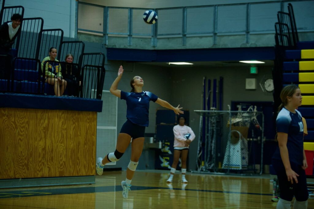 Glacier Peak sophomore Ashley Papson serves the ball during the Grizzlies’ 3-1 loss to Everett at Everett High School on Sept. 15, 2025. (Joe Pohoryles / The Herald)
