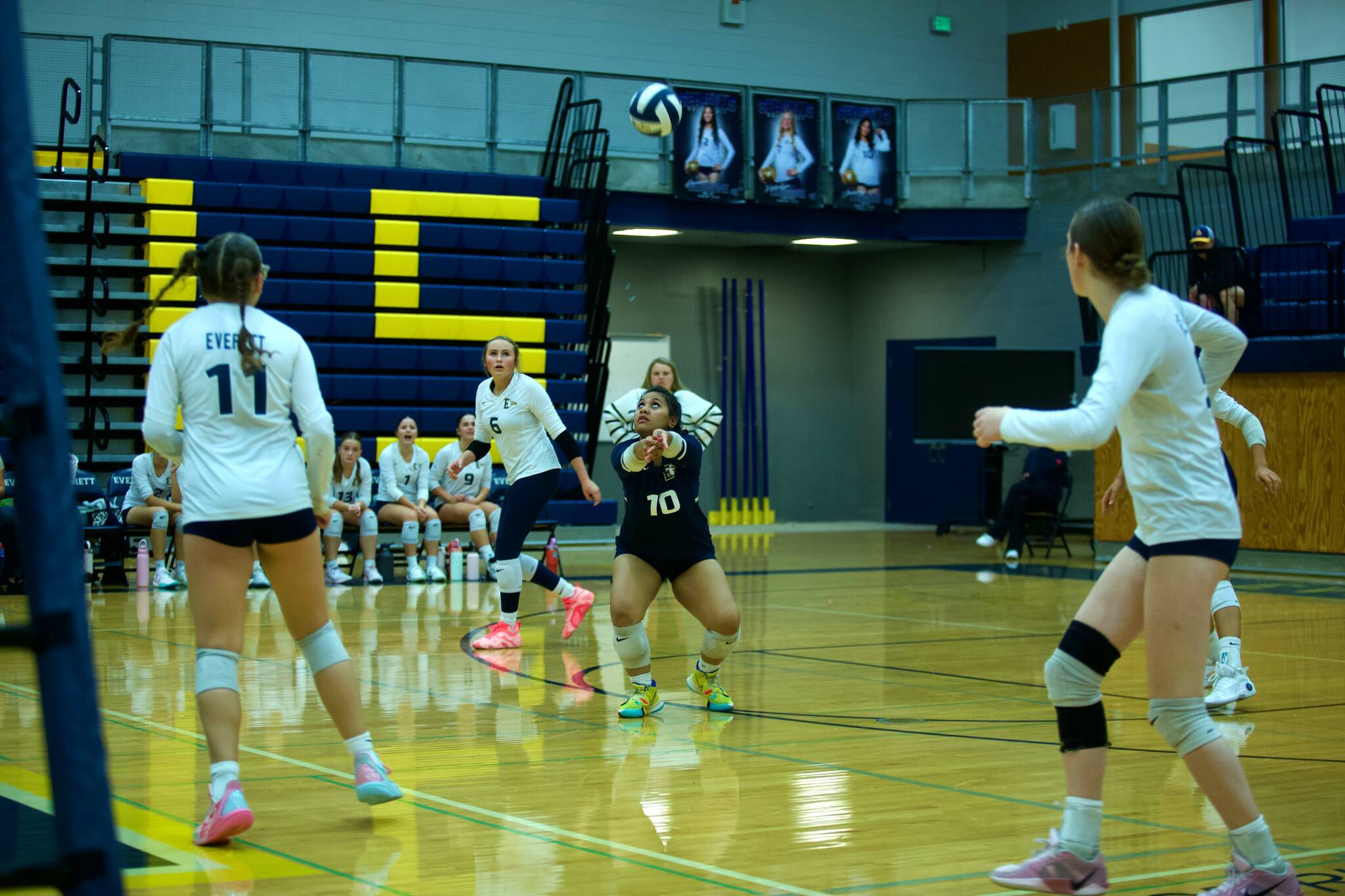 Everett senior Jammy Thomas positions herself under the ball during the Seagulls' 3-1 win against Glacier Peak at Everett High School on Sept. 15, 2025. (Joe Pohoryles / The Herald)