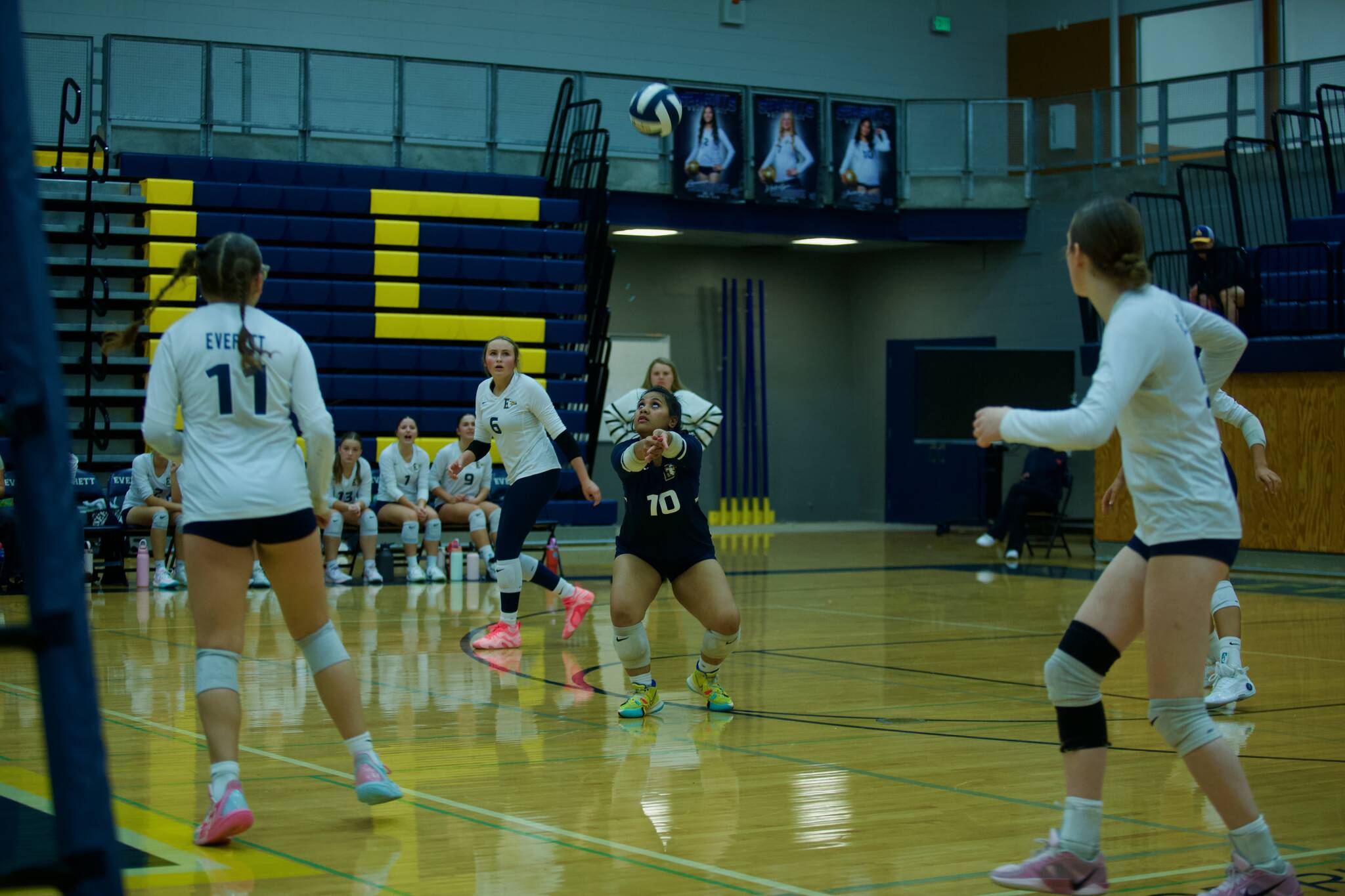 Everett senior Jammy Thomas positions herself under the ball during the Seagulls' 3-1 win against Glacier Peak at Everett High School on Sept. 15, 2025. (Joe Pohoryles / The Herald)