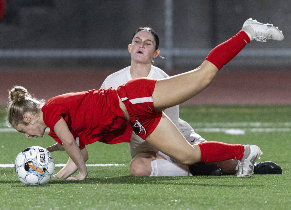 Snohomish&rsquo;s Jo Cort collides with Stanwood&rsquo;s Margo Martin-Nelson during the game on Sept. 25, 2025 in Stanwood, Washington. (Olivia Vanni / The Herald)
