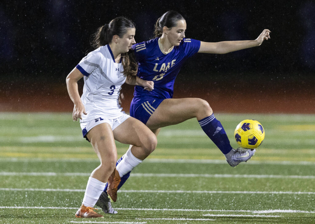 Lake Stevens’ Shelby Wallace takes the ball away from Kamiak’s Ella Henriksen on Sept. 30, 2025 in Lake Stevens, Washington. (Olivia Vanni / The Herald)
