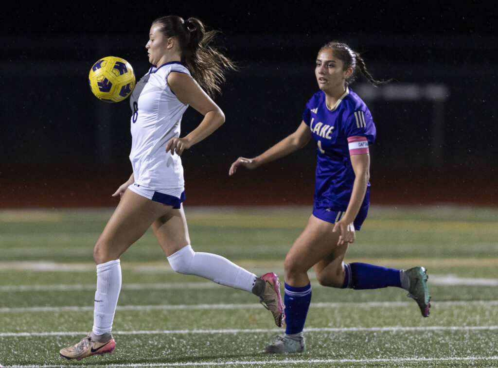 Kamiak’s Mia Velkova traps the ball while running during the game against Lake Stevens on Sept. 30, 2025 in Lake Stevens, Washington. (Olivia Vanni / The Herald)
