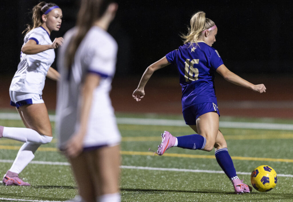 Lake Stevens’ Shelby Clifton takes a shot and scores during the game against Kamiak on Sept. 30, 2025 in Lake Stevens, Washington. (Olivia Vanni / The Herald)
