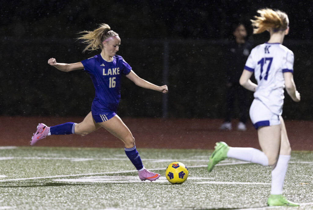 Lake Stevens’ Shelby Clifton lines up to cross the ball during the game against Kamiak on Sept. 30, 2025 in Lake Stevens, Washington. (Olivia Vanni / The Herald)
