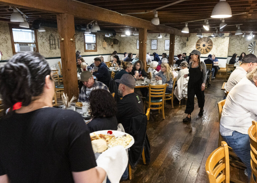 People fill the downstairs dining space of The Maltby Cafe on Sept. 29, 2025 in Snohomish, Washington. (Olivia Vanni / The Herald)
