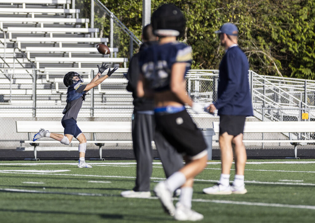 Arlington’s Eli Rae makes a catch during practice on Oct. 8, 2025 in Arlington, Washington. (Olivia Vanni / The Herald)
