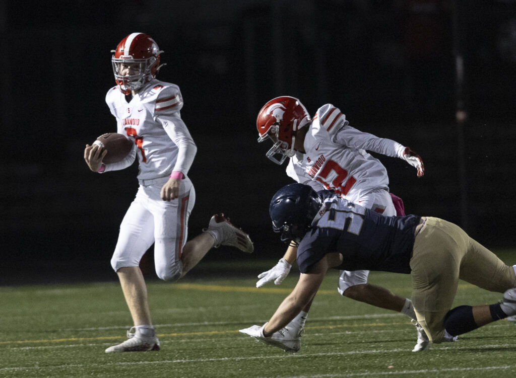 Stanwood’s Brenner Perry runs with the ball during the game against Arlington on Oct. 10, 2025 in Arlington, Washington. (Olivia Vanni / The Herald)
