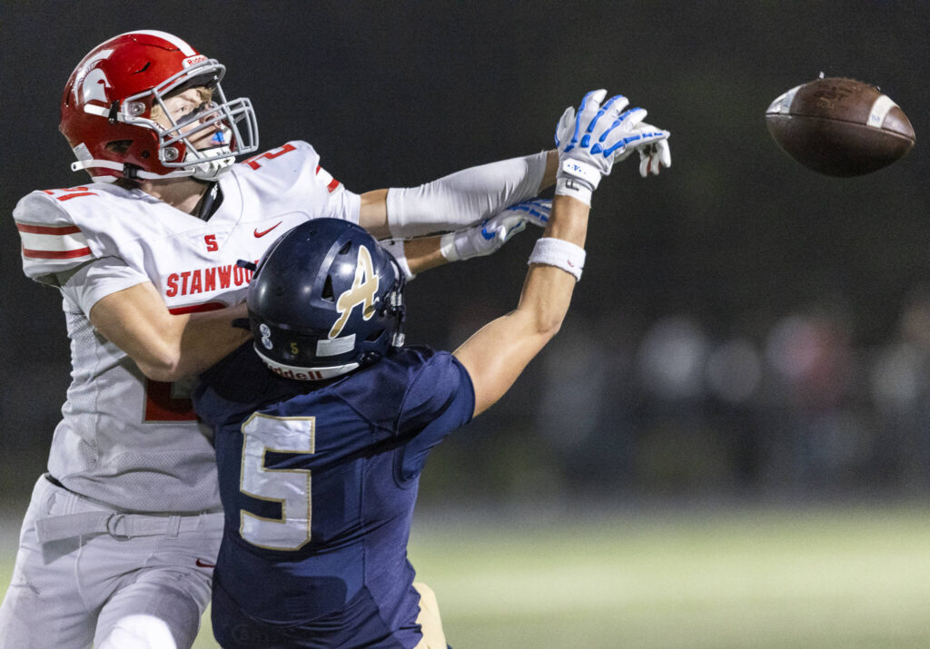 Stanwood’s Ryan Dinger blocks a pass to Arlington’s Eli Rae during the game on Oct. 10, 2025 in Arlington, Washington. (Olivia Vanni / The Herald)
