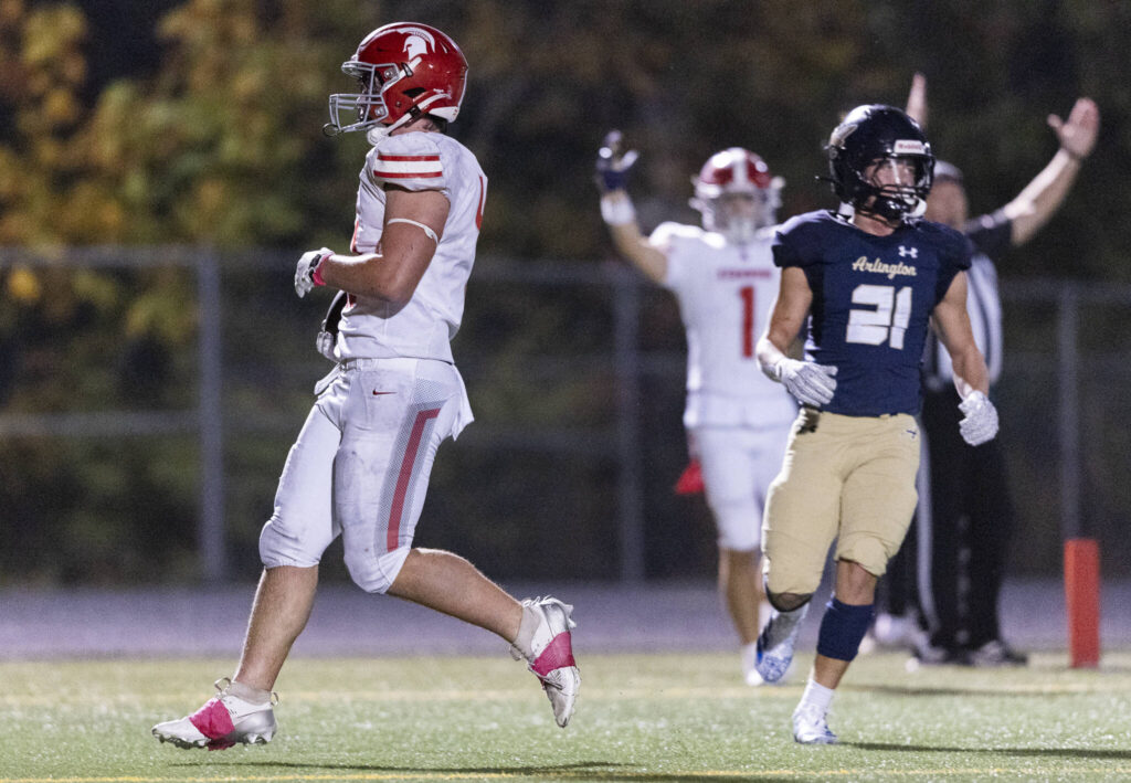 Stanwood’s Silas Turpin runs the ball into the the end zone for a touchdown during the game against Arlington on Oct. 10, 2025 in Arlington, Washington. (Olivia Vanni / The Herald)
