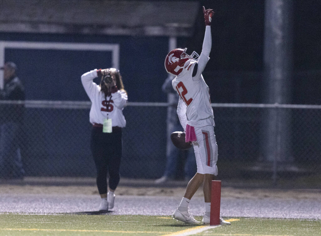 Stanwood’s Kolby McKnight points in the air after scoring a touchdown during the game against Arlington on Oct. 10, 2025 in Arlington, Washington. (Olivia Vanni / The Herald)
