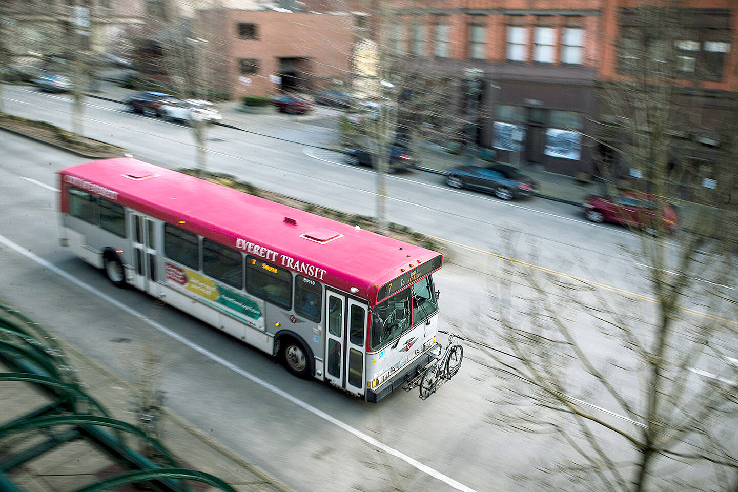 An Everett Transit bus drives along Hewitt Avenue in downtown Everett on Friday, March 9, 2018. (Ian Terry / The Herald)