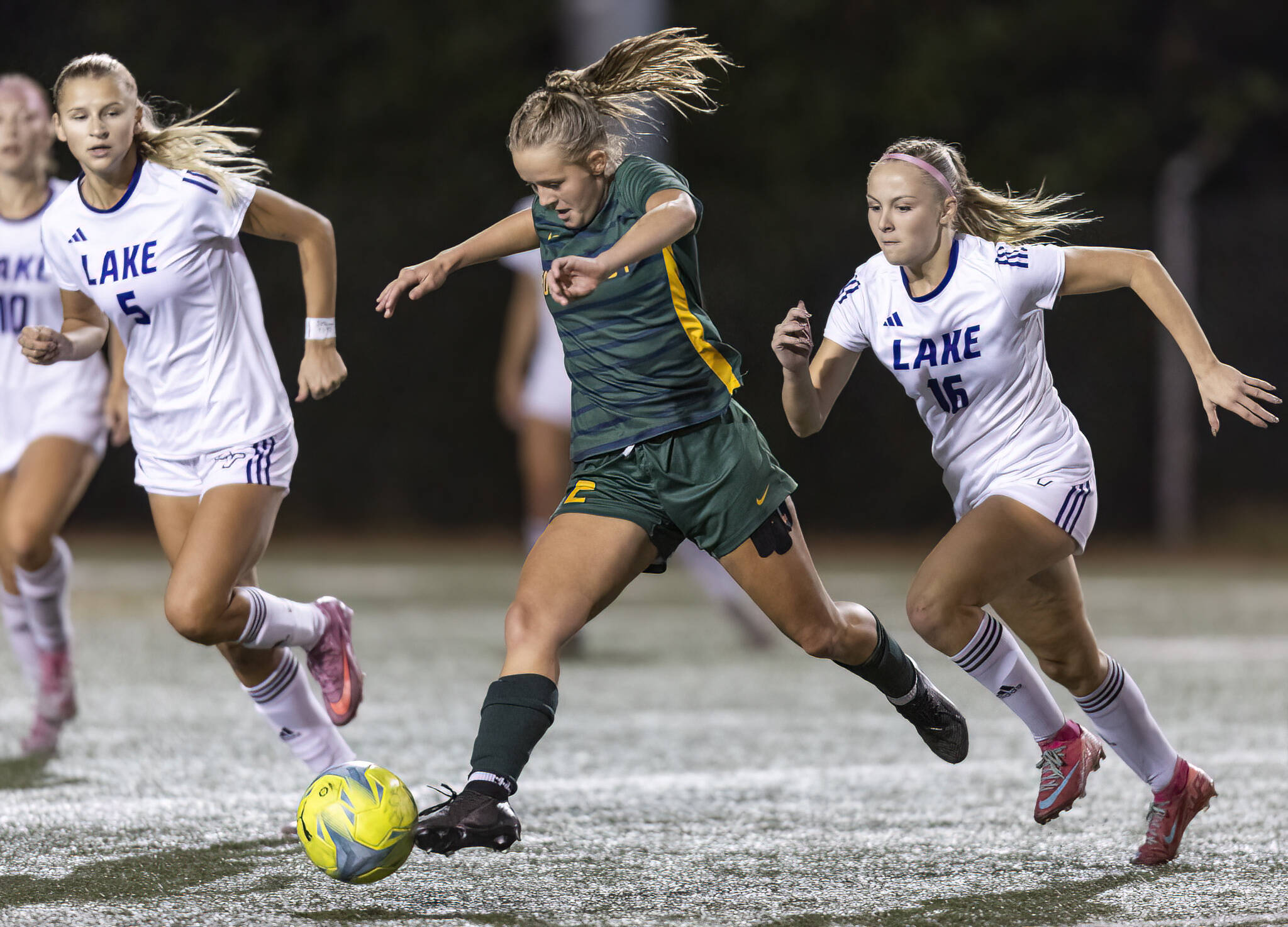 Shorecrest’s Pip Watkinson takes the ball down the field during the game against Lake Stevens on Thursday, Sept. 18, 2025 in Shoreline, Washington. (Olivia Vanni / The Herald)
