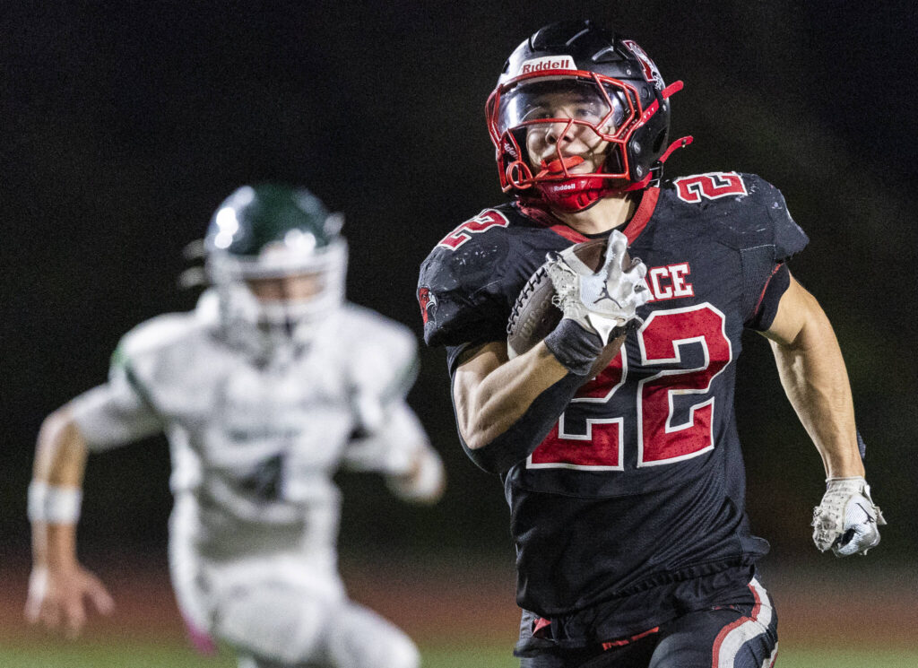 Mountlake Terrace’s Owen Boswell runs the ball up the field into the end zone for a touchdown during the game against Edmonds-Woodway on Oct. 23, 2025 in Edmonds, Washington. (Olivia Vanni / The Herald)
