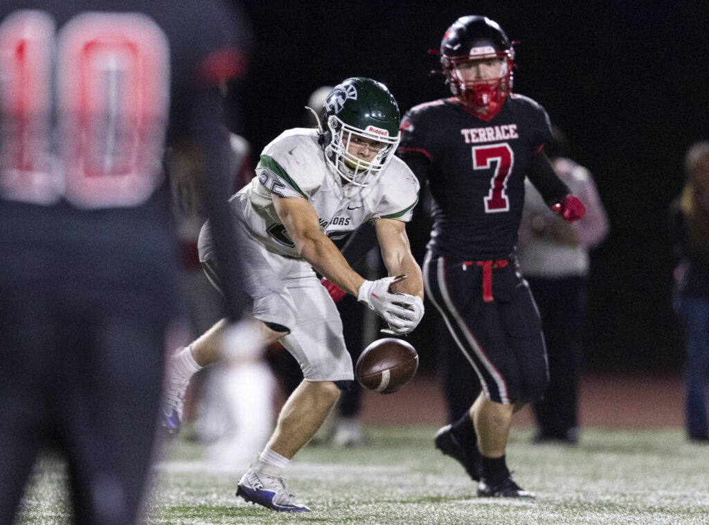 Edmonds-Woodway’s Gaige Lynch drops a pass during the game against Mountlake Terrace on Oct. 23, 2025 in Edmonds, Washington. (Olivia Vanni / The Herald)
