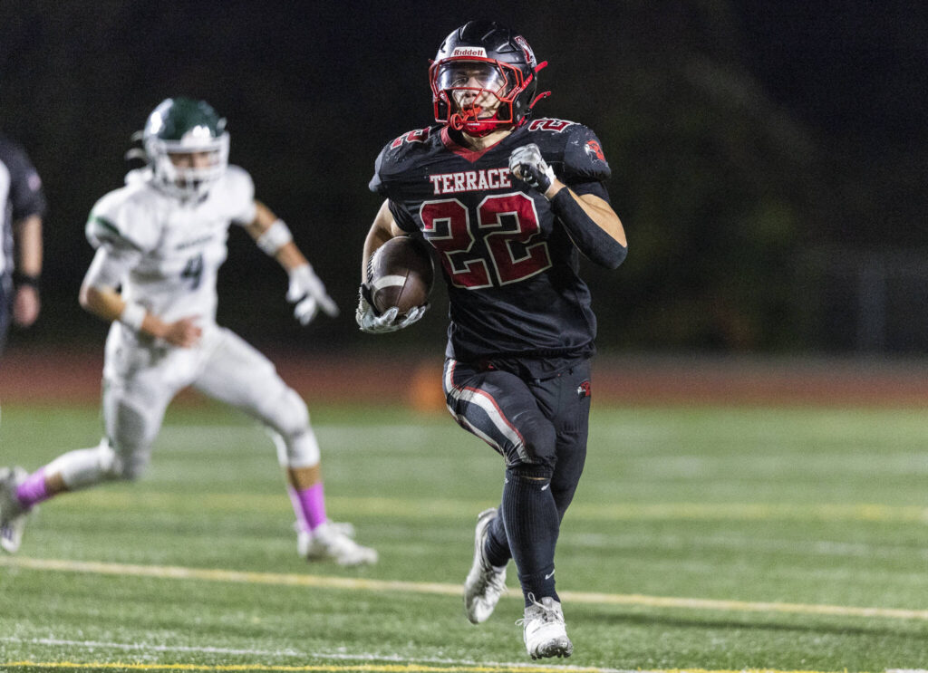 Mountlake Terrace’s Owen Boswell runs the ball up the field during the game against Edmonds-Woodway on Oct. 23, 2025 in Edmonds, Washington. (Olivia Vanni / The Herald)
