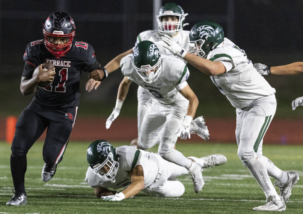 Mountlake Terrace’s Mason Wilson escapes multiple tackles as he runs the ball up the field during the game against Edmonds-Woodway on Oct. 23, 2025 in Edmonds, Washington. (Olivia Vanni / The Herald)
