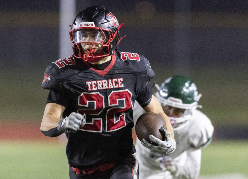 Mountlake Terrace’s Owen Boswell runs the ball up the field during the game against Edmonds-Woodway on Oct. 23, 2025 in Edmonds, Washington. (Olivia Vanni / The Herald)
