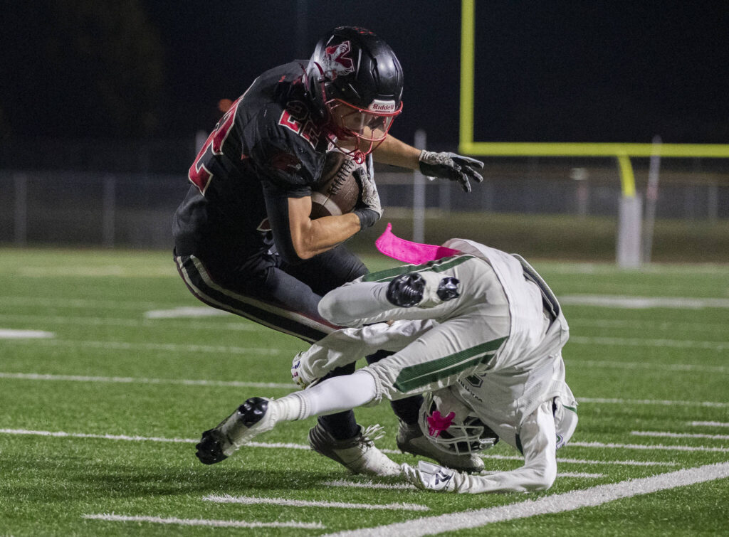 Mountlake Terrace’s Owen Boswell escapes a tackle by Edmonds-Woodway’s Natan Ghebreamlak during the game on Oct. 23, 2025 in Edmonds, Washington. (Olivia Vanni / The Herald)
