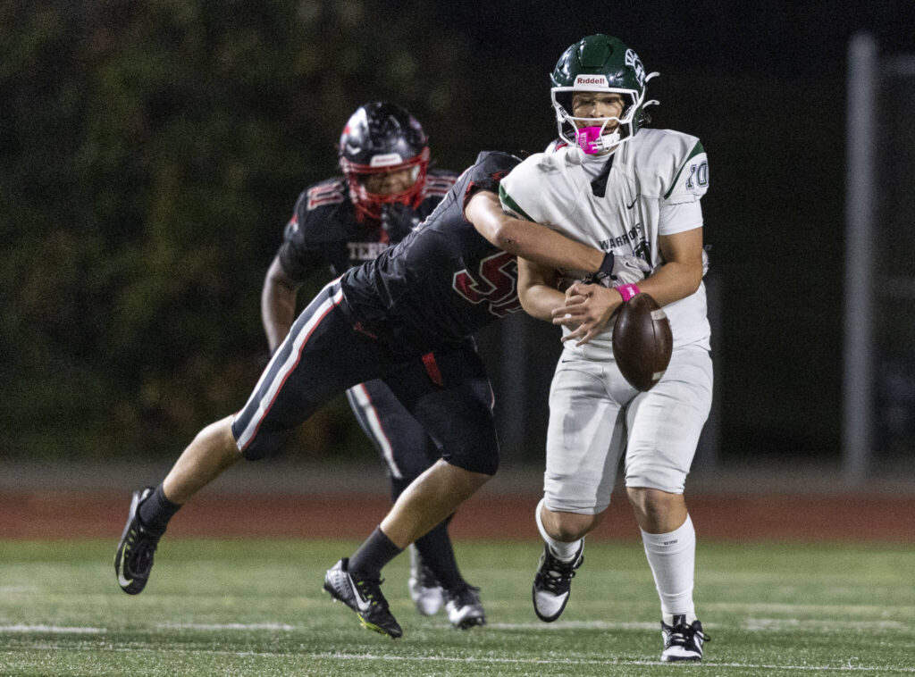 Mountlake Terrace’s Liam Moore knocks the ball out of the hands of Edmonds-Woodway’s George Gizzi during the game on Oct. 23, 2025 in Edmonds, Washington. (Olivia Vanni / The Herald)
