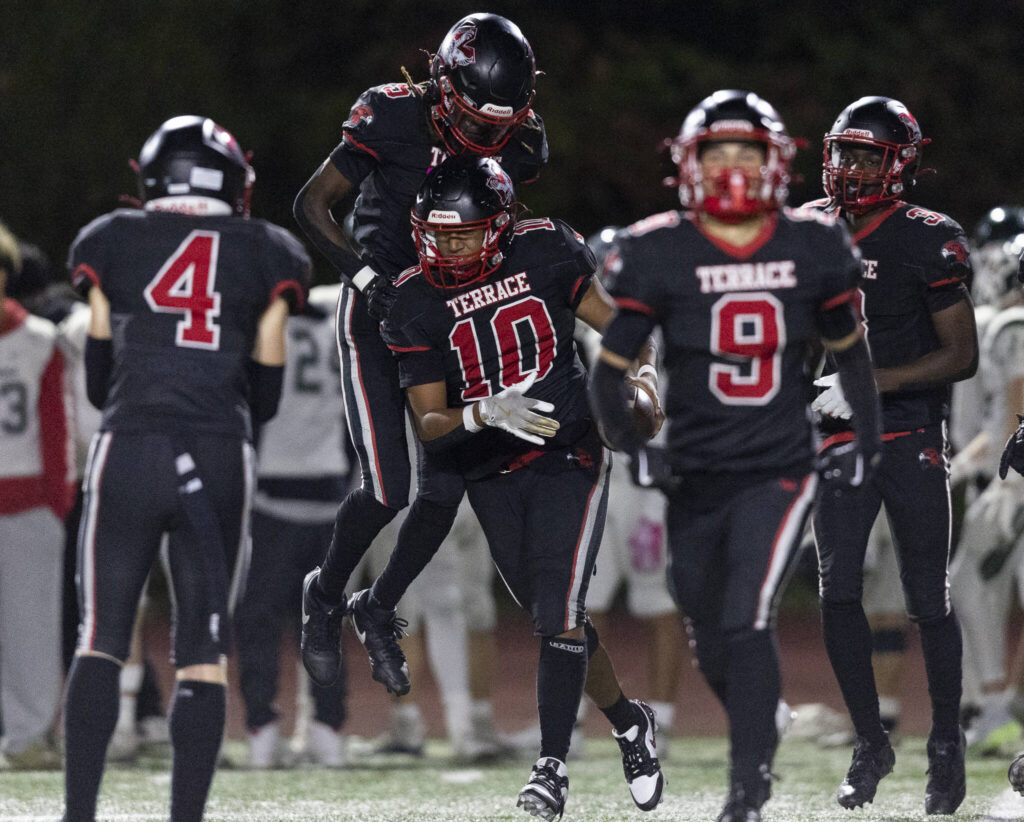 Mountlake Terrace’s Cody Ekanayake recovers a lose ball for a turnover during the game against Edmonds-Woodway on Oct. 23, 2025 in Edmonds, Washington. (Olivia Vanni / The Herald)
