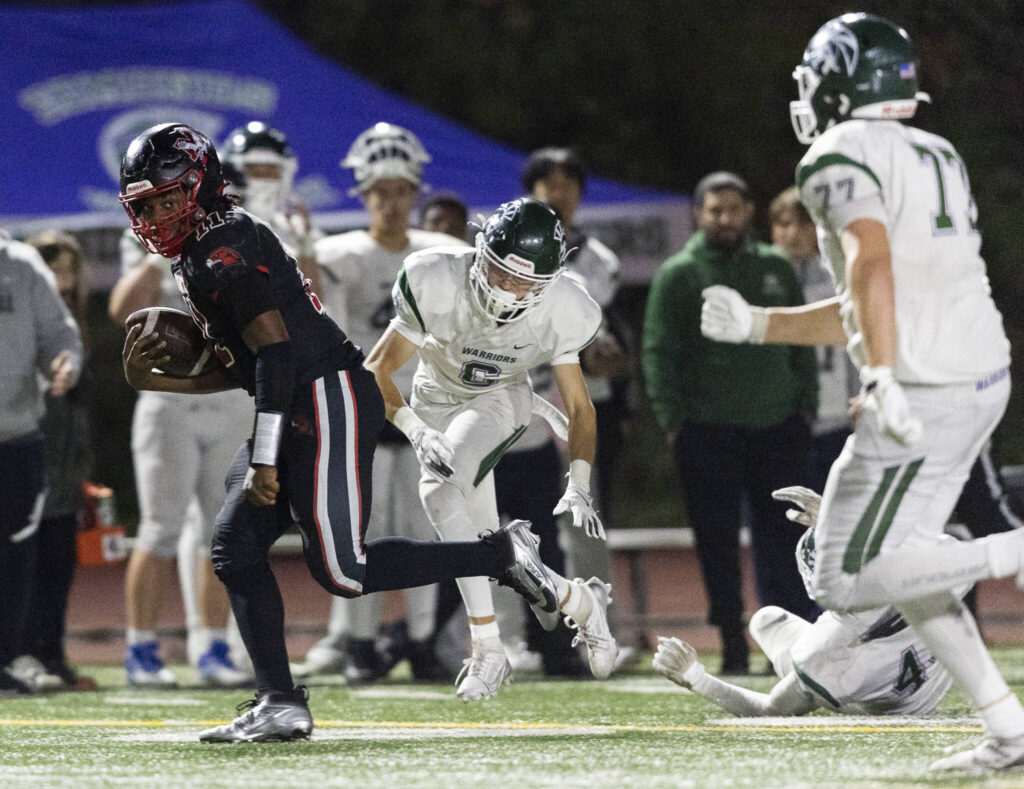 Mountlake Terrace’s Mason Wilson escapes a tackle while he runs the ball up the field during the game against Edmonds-Woodway on Oct. 23, 2025 in Edmonds, Washington. (Olivia Vanni / The Herald)
