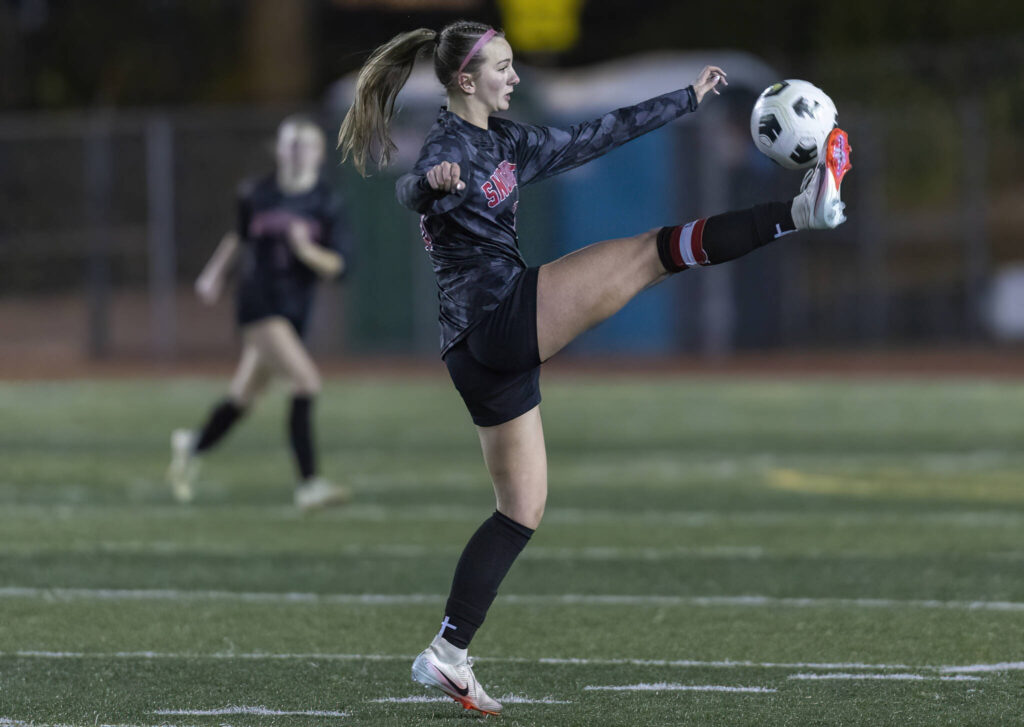 A Snohomish player raises her leg to bring down a ball in the air on Oct. 27, 2025 in Snohomish, Washington. (Olivia Vanni / The Herald)