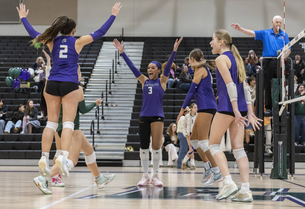 Edmonds-Woodway players react to beating Lynnwood on Oct. 29, 2025 in Edmonds, Washington. (Olivia Vanni / The Herald)
