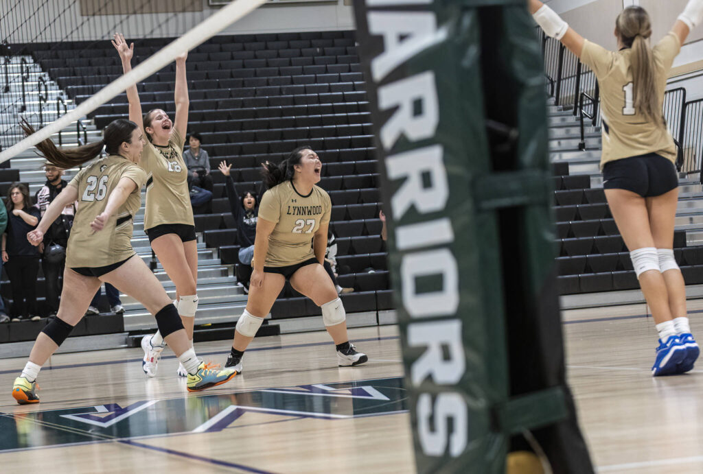 Lynnwood players react to scoring a point during the game against Edmonds-Woodway on Oct. 29, 2025 in Edmonds, Washington. (Olivia Vanni / The Herald)
