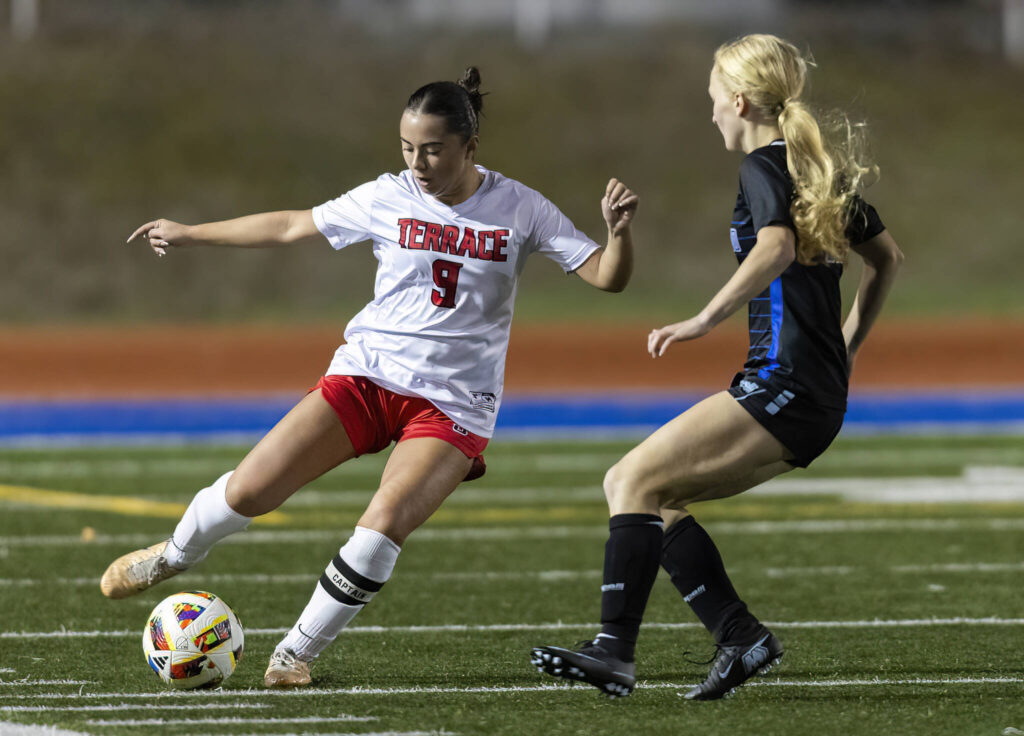 Mountlake Terrace’s Mia Rheinheimer crosses the ball during the 3A district game against Shorewood on Oct. 30, 2025 in Shoreline, Washington. (Olivia Vanni / The Herald)
