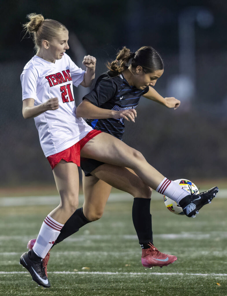 Mountlake Terrace’s Ella Vander Ploeg and Shorewood’s McKenna Anderson fight for the ball during the 3A district game on Oct. 30, 2025 in Shoreline, Washington. (Olivia Vanni / The Herald)
