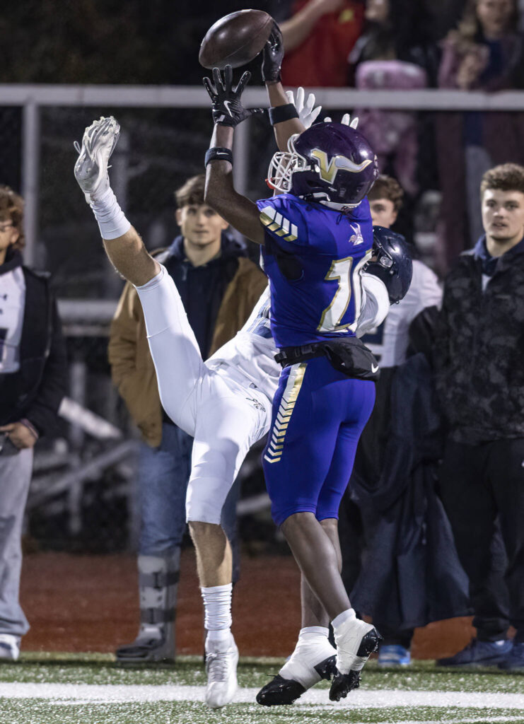 Lake Stevens’ Brian Tilghman blocks a pass during the game against Arlington on Oct. 31, 2025 in Lake Stevens, Washington. (Olivia Vanni / The Herald)
