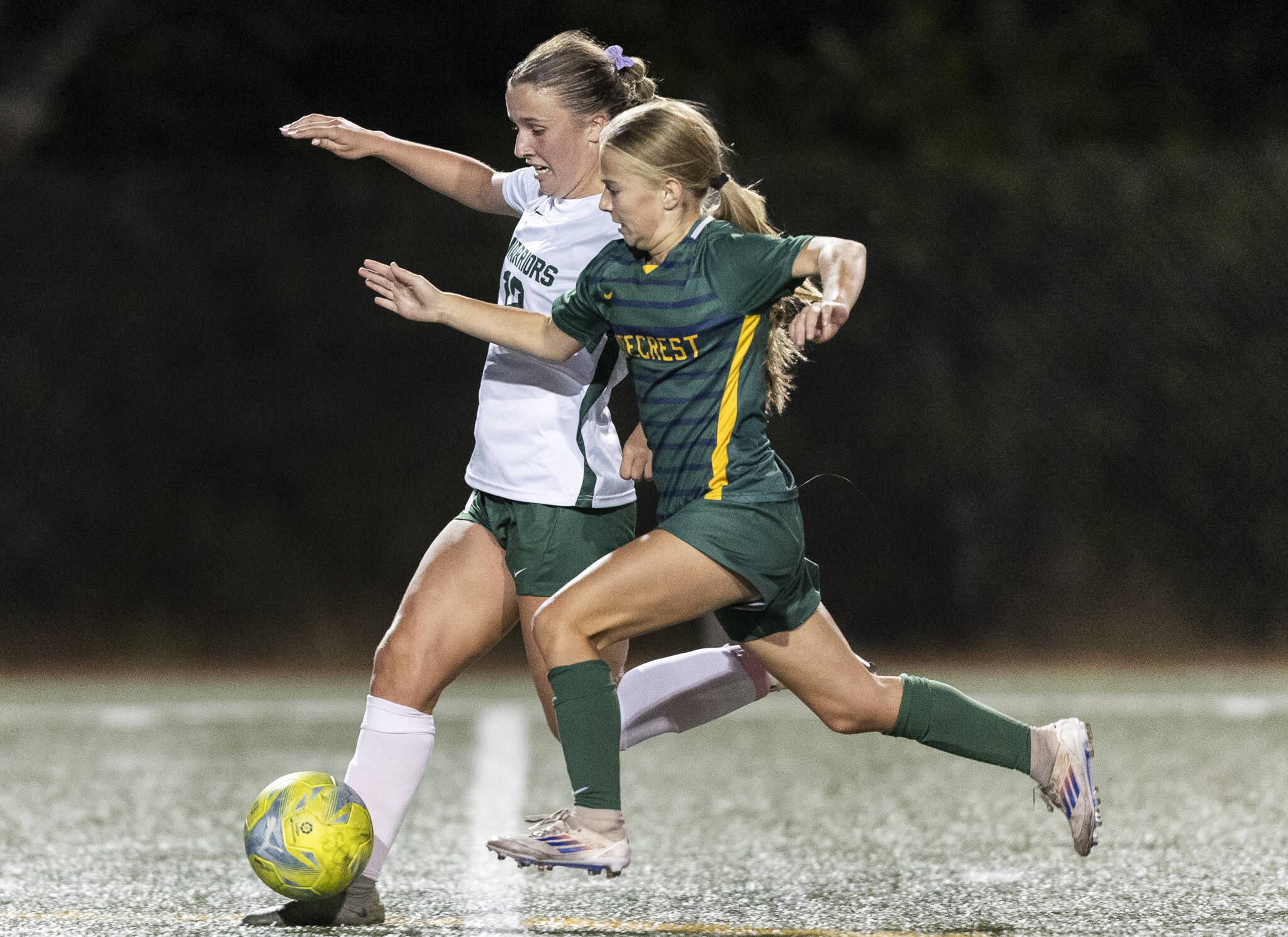 Edmonds-Woodway’s Abby Peterson and Shorecrest’s Cora Quinn run after the ball during the game on Sept. 23, 2025 in Shoreline, Washington. (Olivia Vanni / The Herald)