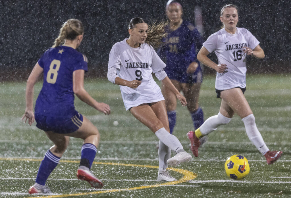 Jackson’s Amelia Ford passes the ball during the 4A girls district game against Lake Stevens on Nov. 5, 2025 in Lake Stevens, Washington. (Olivia Vanni / The Herald)
