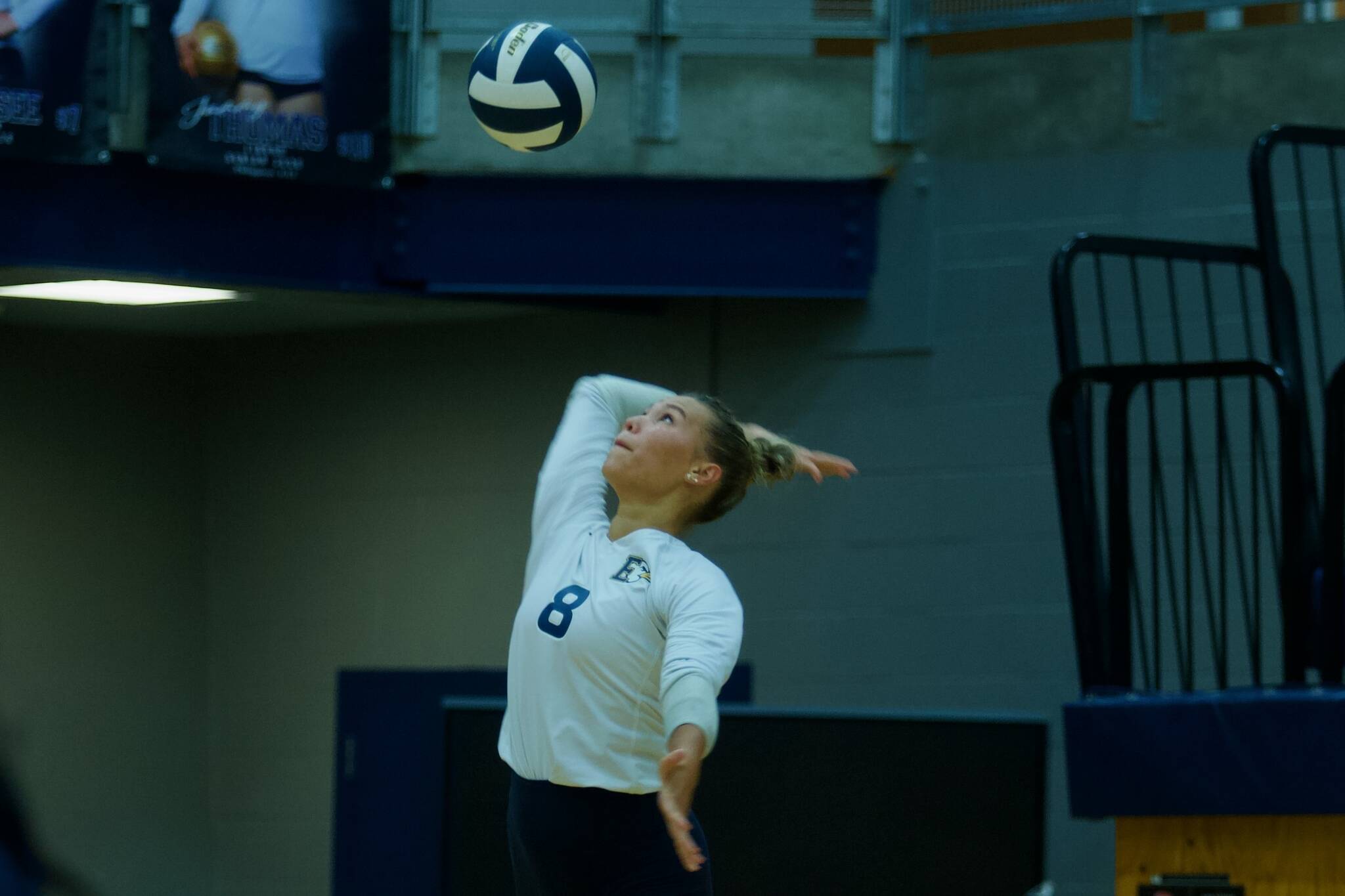 Everett junior Ava Gonzalez serves the ball during the Seagulls' 3-1 win against Glacier Peak at Everett High School on Sept. 15, 2025. (Joe Pohoryles / The Herald)