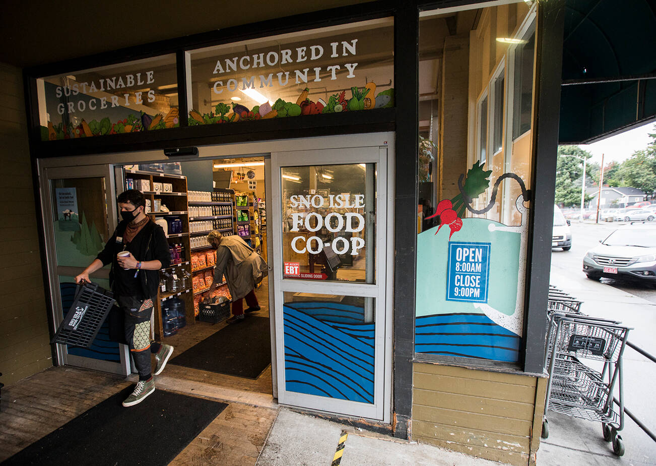Customers walk in and out of the Sno-Isle Food Co-op on Friday, Sept. 17, 2021 in Everett, Wa. (Olivia Vanni / The Herald)