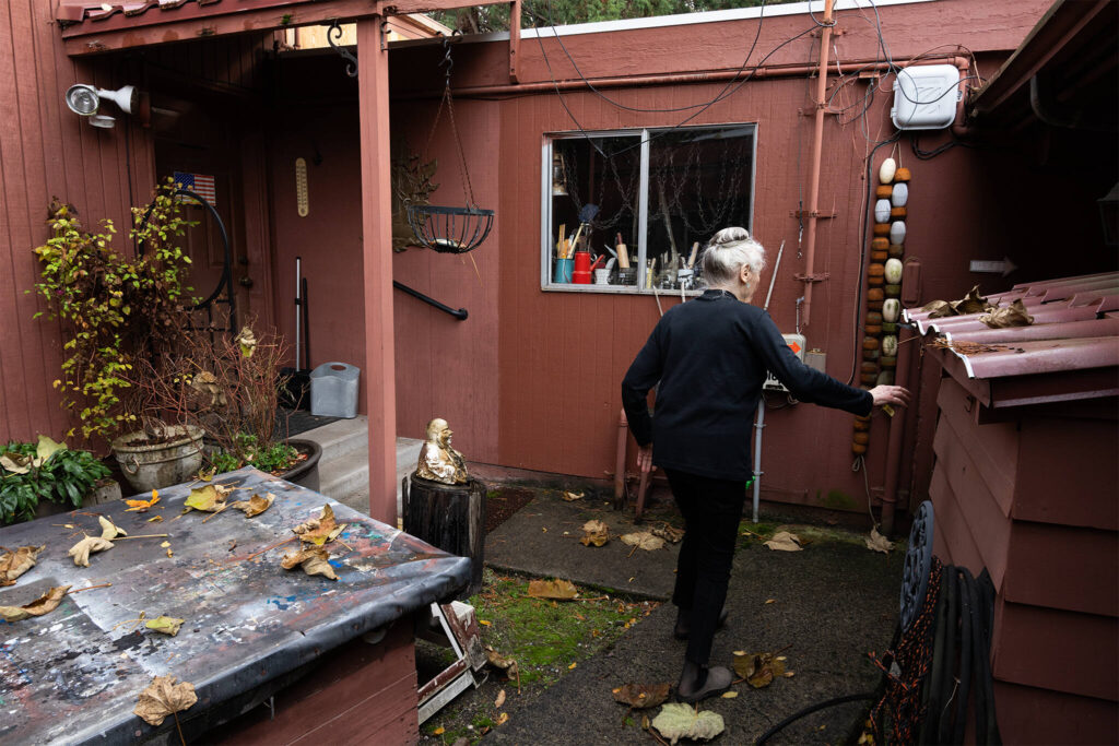 d’Elaine Herard Johnson walks into her workshop on Wednesday in Edmonds.
