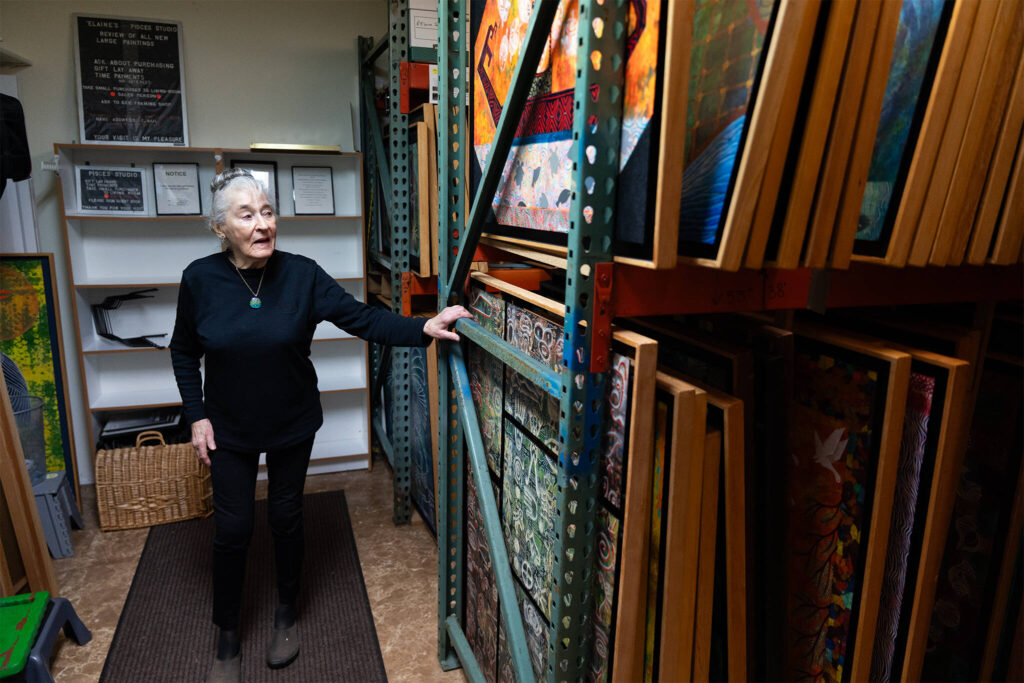 d’Elaine Herard Johnson with her paintings on Wednesday in Edmonds.
