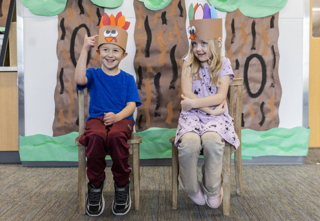 Stevens Creek kindergartener Hayden Landis, 5, left, points to his hat and Reyah Farb, 5, smiles when they are asked what a turkey looks like on Nov. 20, 2025 in Lake Stevens, Washington. (Olivia Vanni / The Herald)
