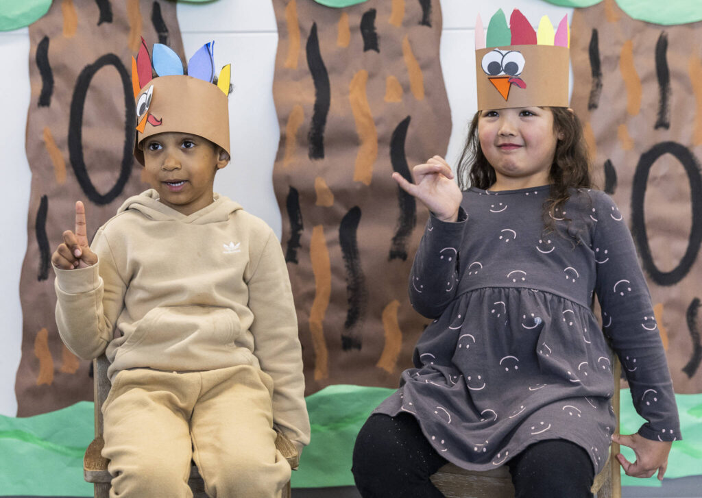 Stevens Creek kindergarteners Mason Freeman, 5, and Halle Reintegrado, 5, talk about what they think the grossest Thanksgiving foods are on Nov. 20, 2025 in Lake Stevens, Washington. (Olivia Vanni / The Herald)
