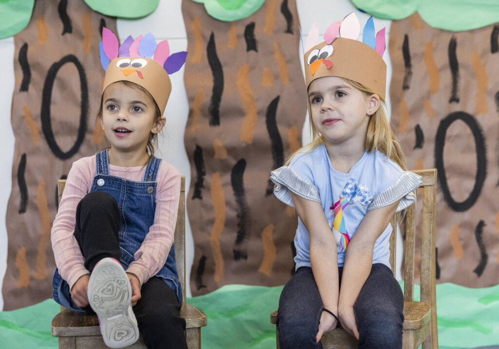 Stevens Creek kindergarteners Emmy Taylor, 5, left, and Addie Swanson, 5, right, talk about the first Thanksgiving on Nov. 20, 2025 in Lake Stevens, Washington. (Olivia Vanni / The Herald)
